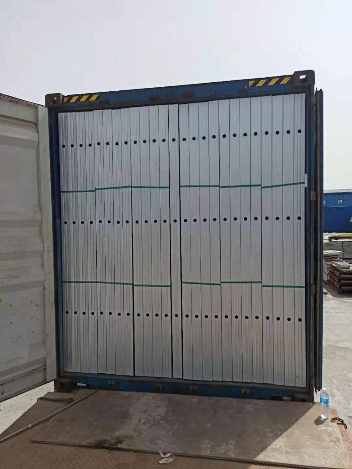 The light steel components of the light steel housing sent to Chile are being loaded into containers,